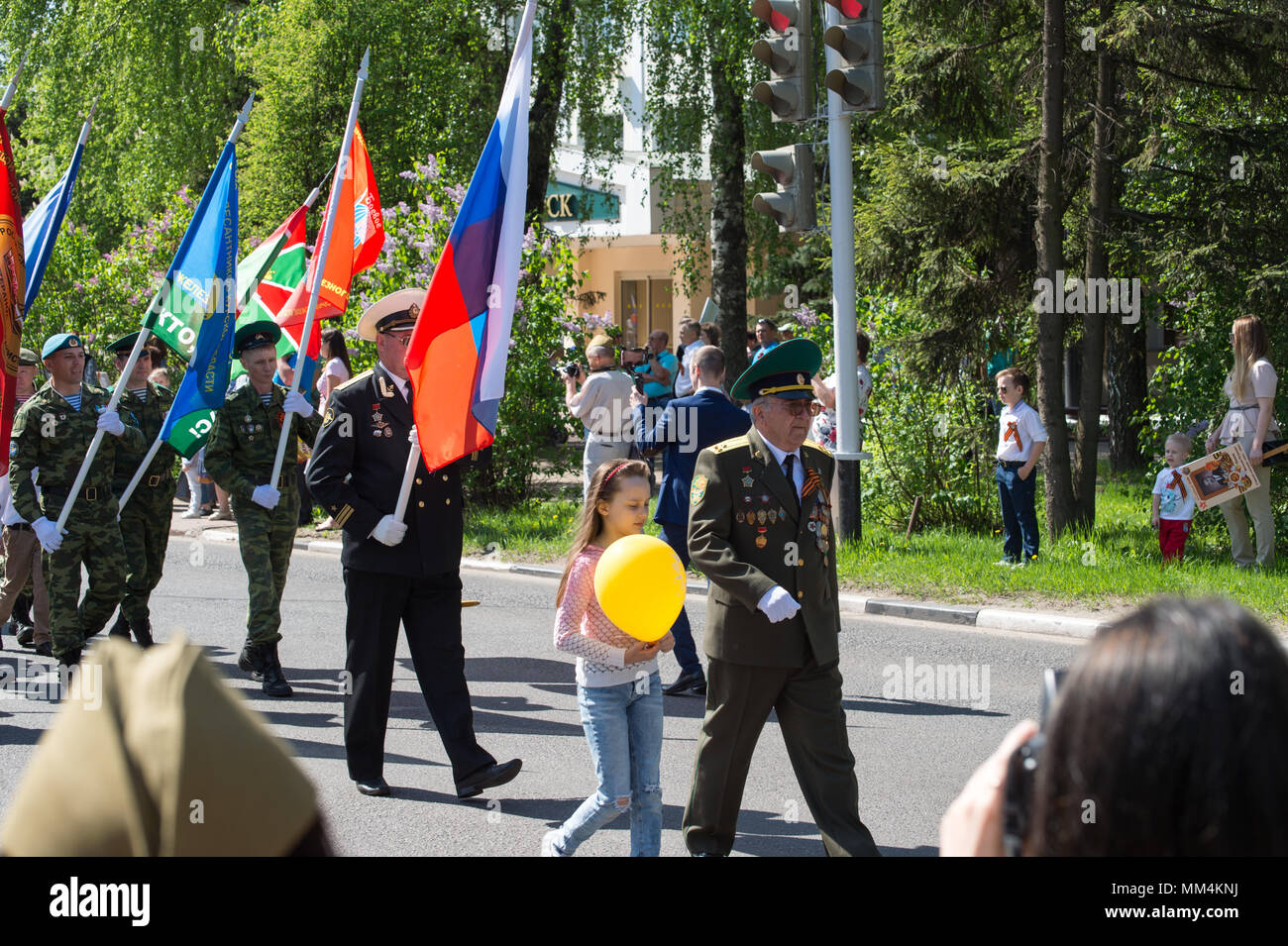 REGION Kursk, Russland - Mai 9, 2018. Menschen nehmen an der Parade des Unsterblichen Regiment mit Porträts ihrer Verwandten, die Parti Stockfoto