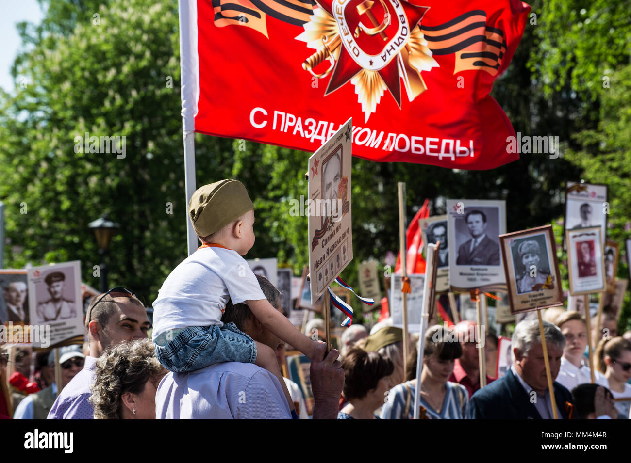 REGION Kursk, Russland - Mai 9, 2018. Menschen nehmen an der Parade des Unsterblichen Regiment mit Porträts ihrer Verwandten, die Parti Stockfoto