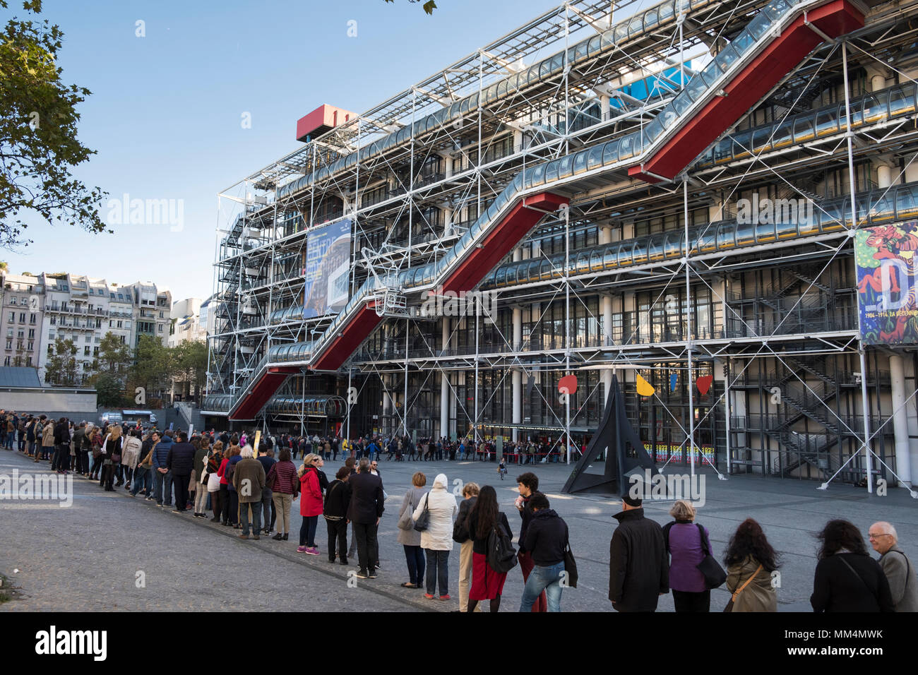 Eine lange Linie für Sicherheit am Centre Georges Pompidou, Paris, Frankreich, Stockfoto