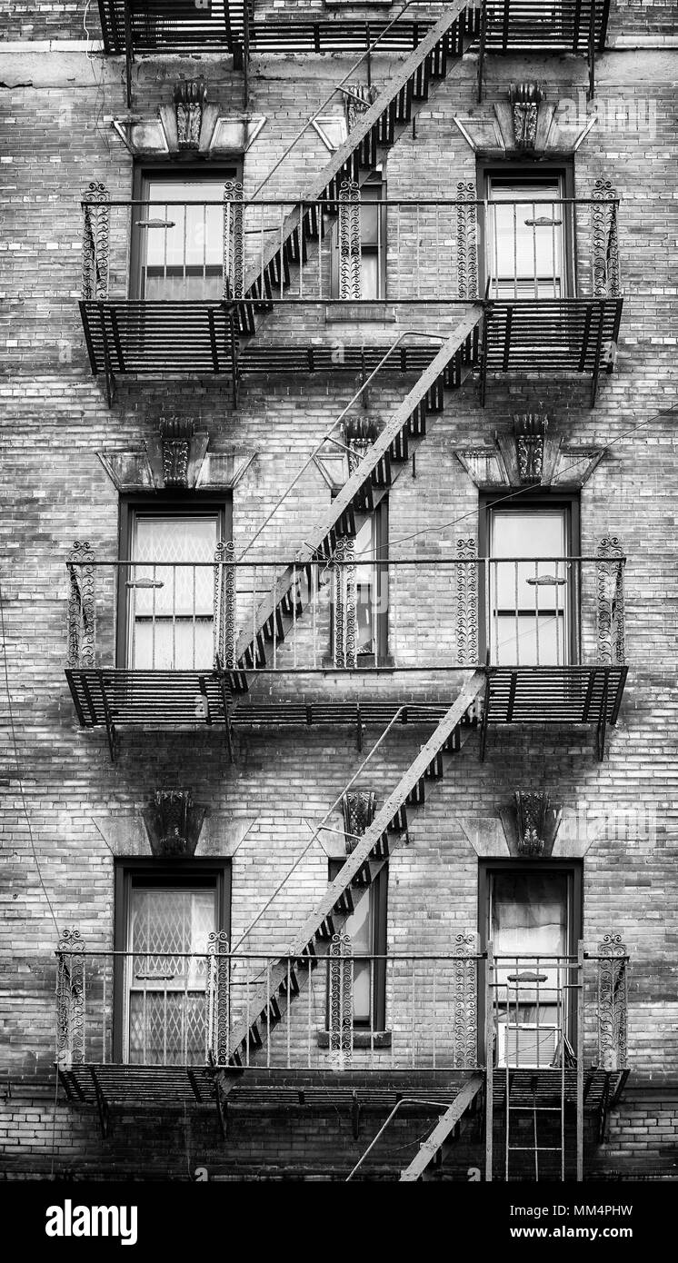 Schwarz-weiß Bild von Feuerleitern, eines der Symbole von New York City, USA. Stockfoto