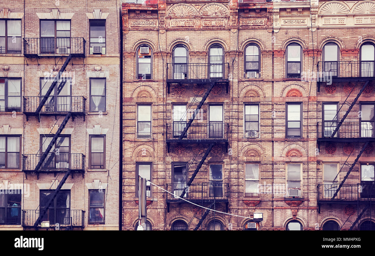 Alte Gebäude mit Feuer entkommt, einer der Stadt New York Symbole, Farbe getonte Bild, USA. Stockfoto