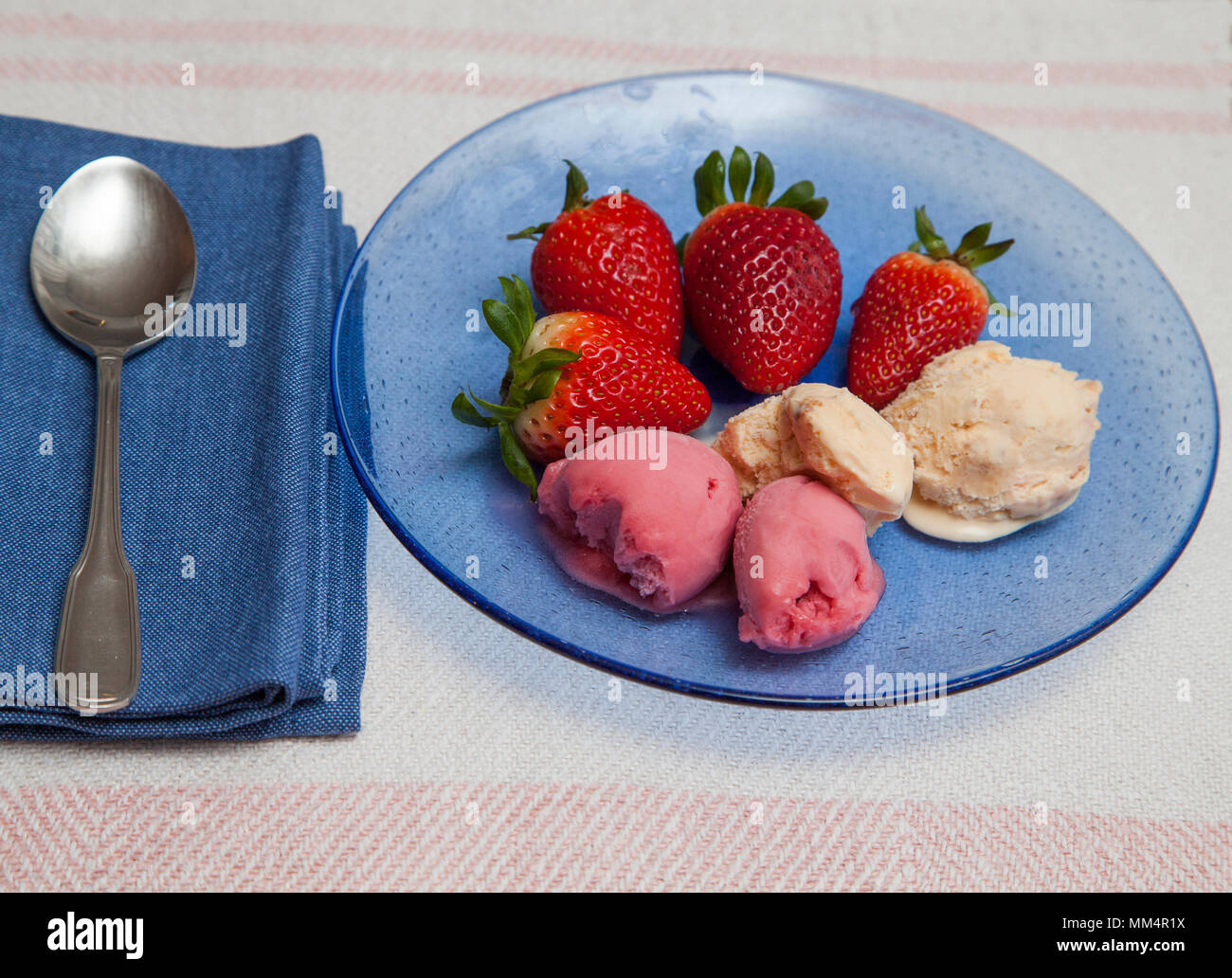 Eis witk Erdbeeren auf Platte 2018 Stockfoto