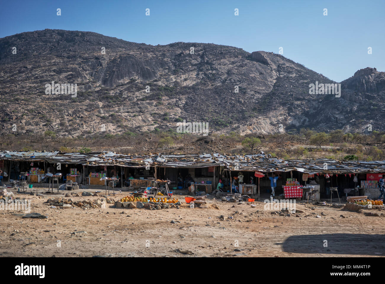 NAMIBE/ANGOLA - 27 Okt 2017 - Afrikanische Straße Markt, neben der Straße, die in Lubango. Stockfoto