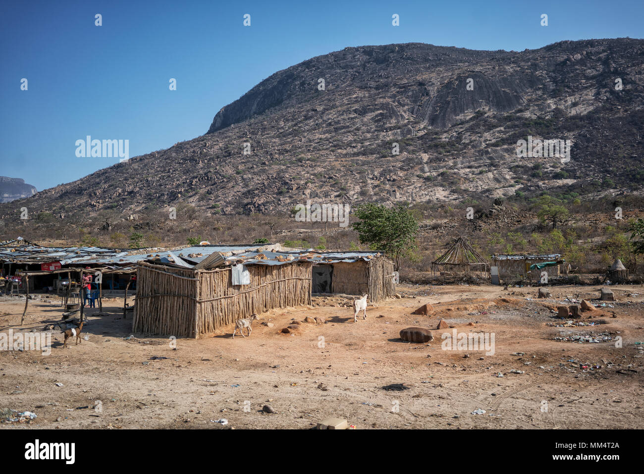 NAMIBE/ANGOLA - 27 Okt 2017 - Afrikanische Straße Markt, neben der Straße, die in Lubango. Stockfoto