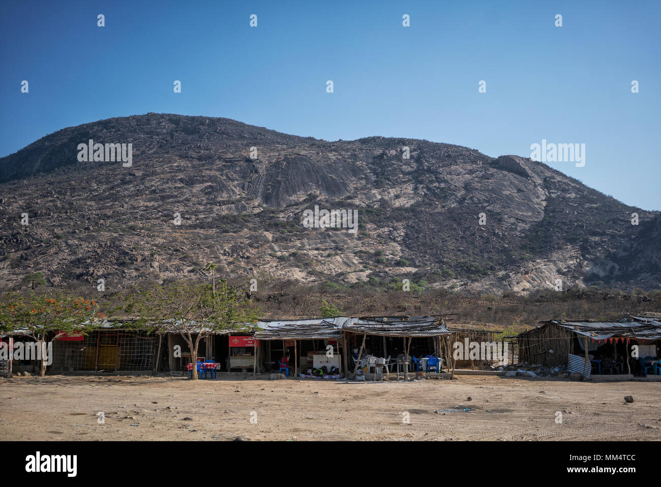 NAMIBE/ANGOLA - 27 Okt 2017 - Afrikanische Straße Markt, neben der Straße, die in Lubango. Stockfoto