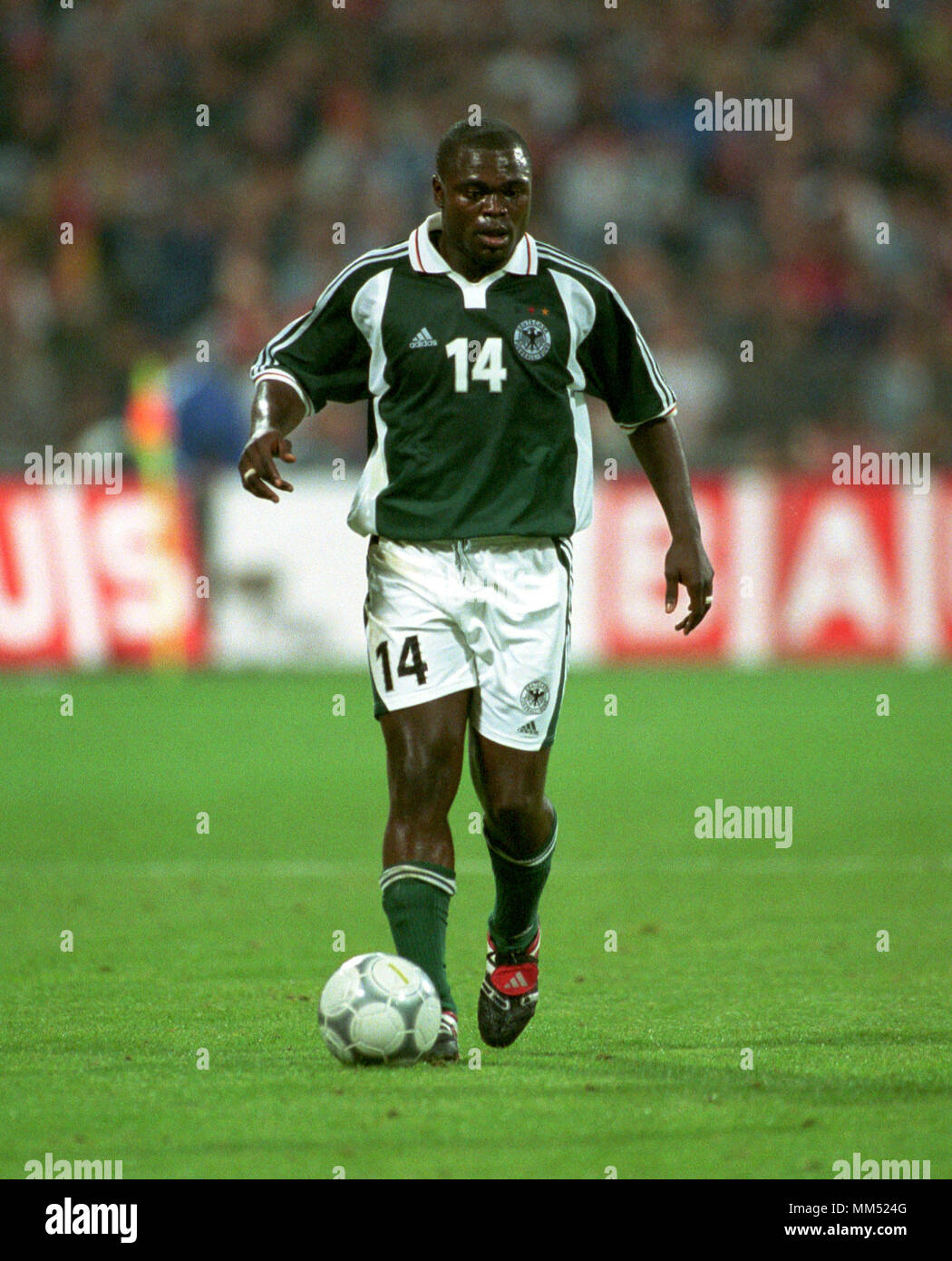 Fußball: Olympia Stadion München Deutschland 1.9.2001, FIFA WM 2002 qualifier Deutschland (grün) vs England (weiss) 1:5 ---- Gerald ASAMOAH Stockfoto