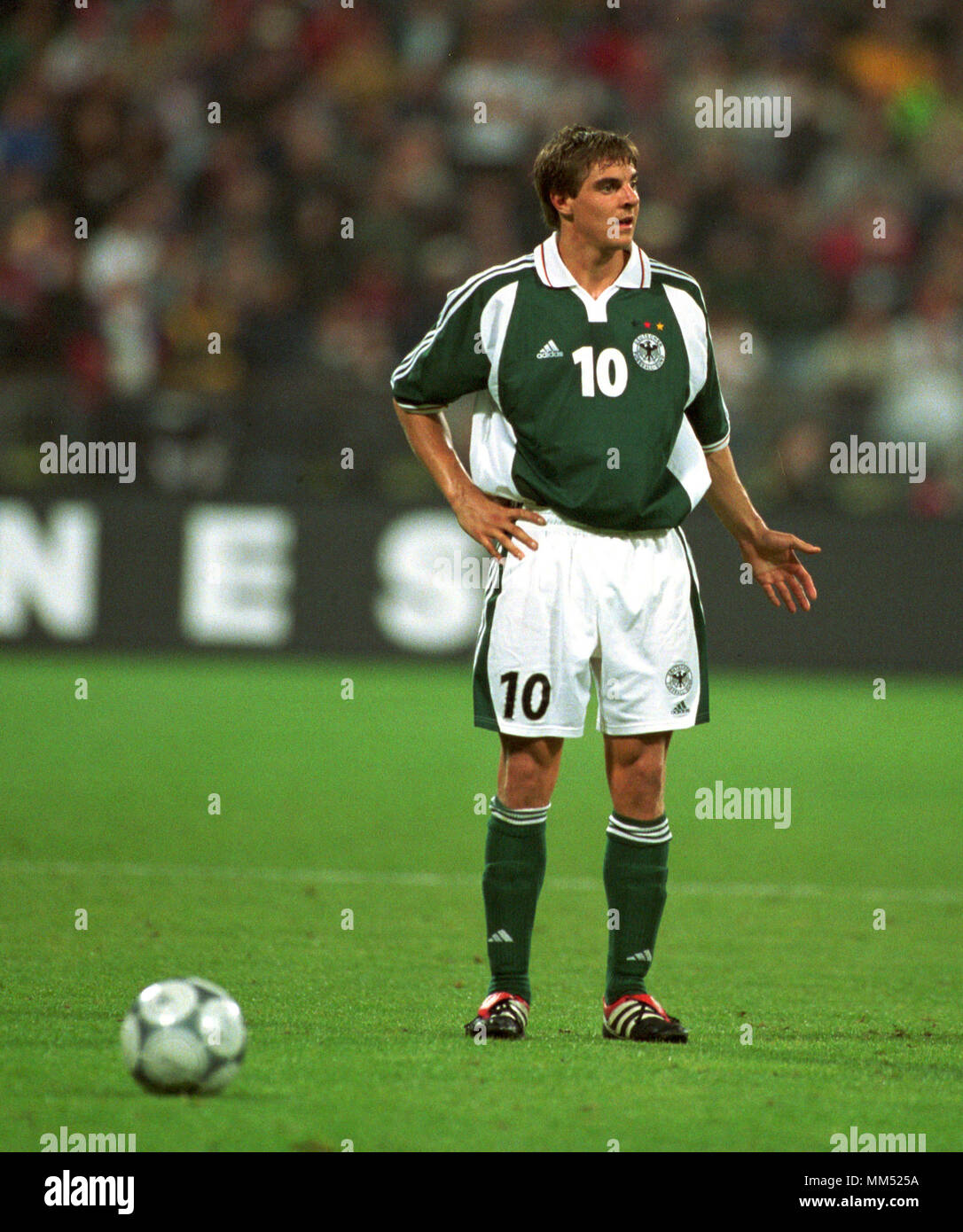 Fußball: Olympia Stadion München Deutschland 1.9.2001, FIFA WM 2002 qualifier Deutschland (grün) vs England (weiss) 1:5-------- Sebastian DEISLER Stockfoto