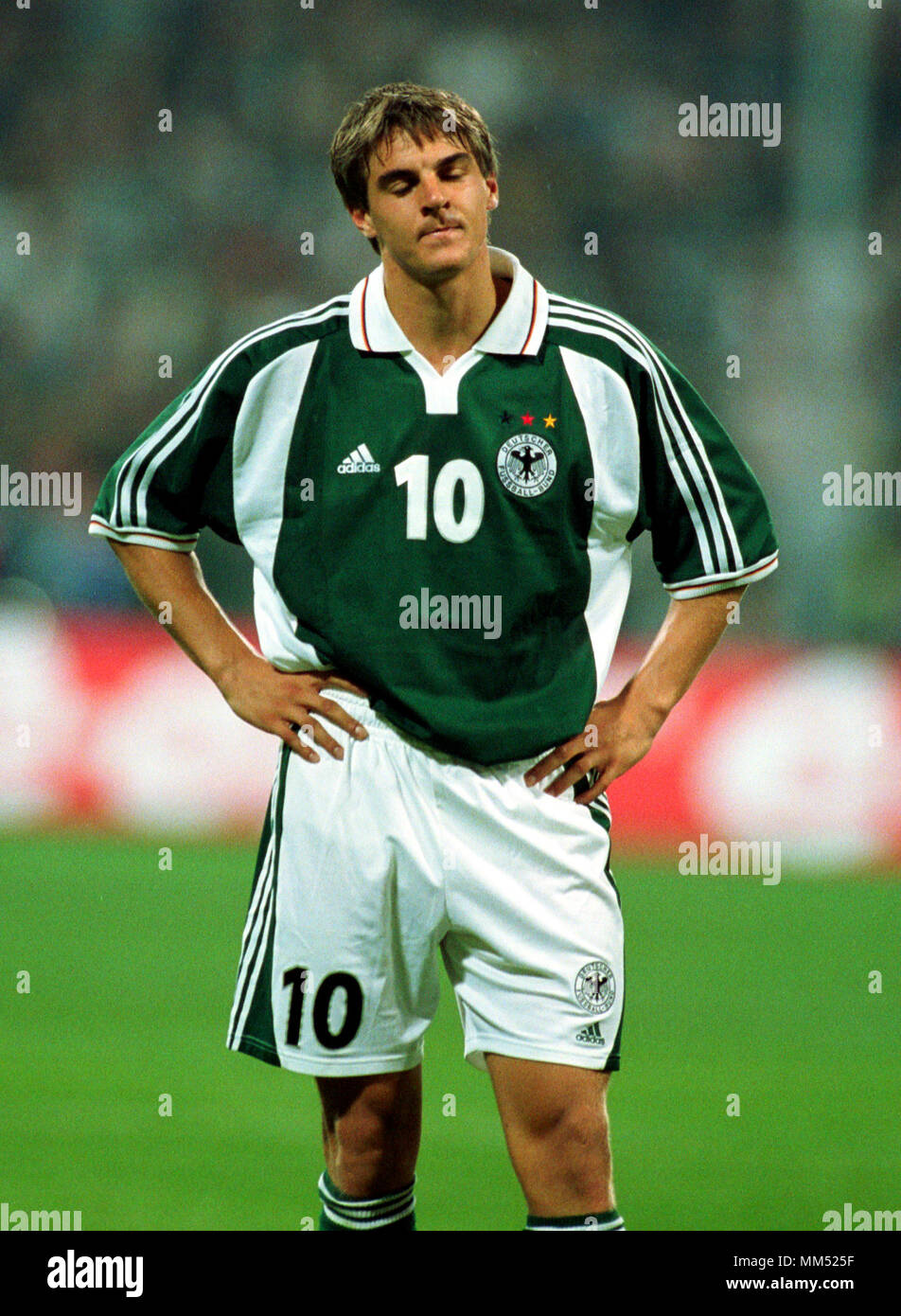 Fußball: Olympia Stadion München Deutschland 1.9.2001, FIFA WM 2002 qualifier Deutschland (grün) vs England (weiss) 1:5-------- Sebastian DEISLER Stockfoto