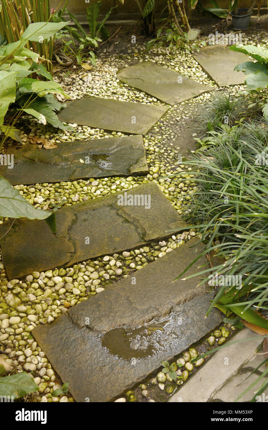 Steinplatten Und Kleinere Brocken Die Man In Einem Garten Stockfotografie Alamy