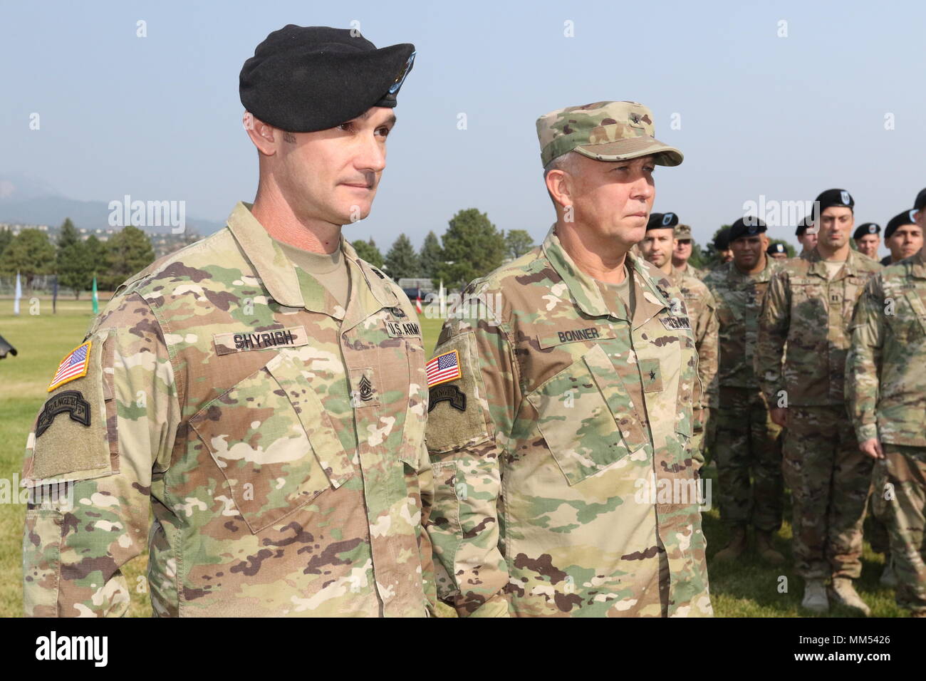 Command Sgt. Maj. Brent Shyrigh, ausgehende command Sergeant Major der 71st Ordnance Gruppe (EOD), steht mit Brig. Gen. James Bonner, der Kommandant der 20. Chemische, biologische, radiologische, nukleare, Sprengstoffe, Befehl, während eine Dual-Purposed Zeremonie Sept. 6, 2017 Gründer Feld in Fort Carson, Colo. Der erste Teil der Zeremonie wurde die Farben der Einheit offiziell uncase. Der zweite Teil der Zeremonie war eine Änderung der Verantwortung zu erkennen Command Sgt. Maj. Weston West als neuen command Sergeant Major der 71St OD GP. (U.S. Armee Foto: Staff Sgt. Lance lbs, 71st Ordnance Gr Stockfoto