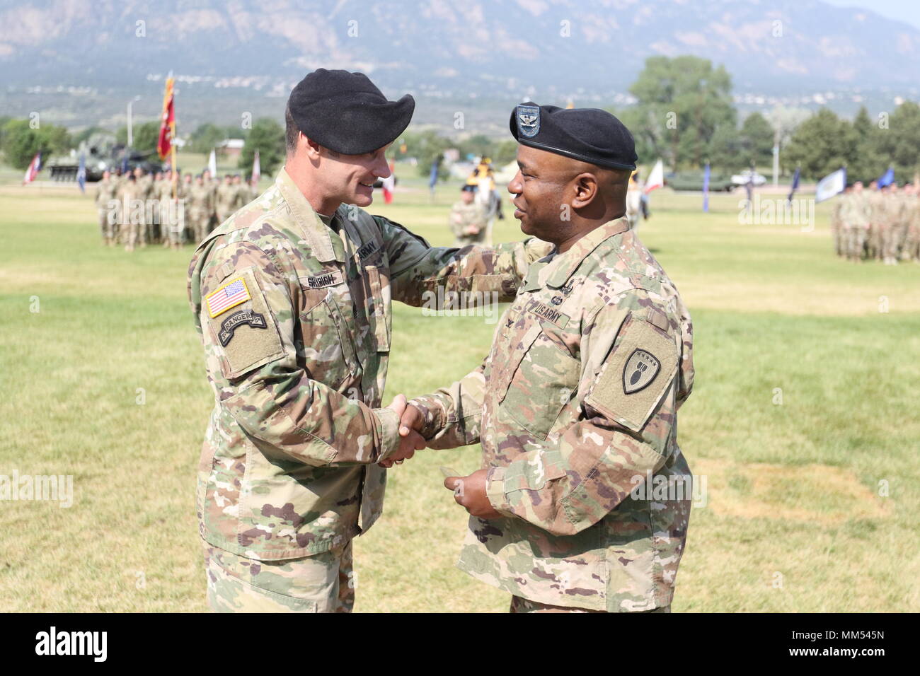 Oberst Frank Davis II (rechts), Kommandeur der 71st Ordnance Gruppe (EOD) und Befehl. Sgt. Maj. Brent Shyrigh (links), scheidender command Sergeant Major der 71St OD GP, Hände schütteln Nach einem Dual-Zeremonie Sept. 6, 2017 Gründer Feld in Fort Carson, Colo. Der erste Teil der Zeremonie wurde die Farben der Einheit offiziell uncase. Uncasing die Farben bedeutet, dass die Einheit vollständig zurück in seine Heimat Station eingegliedert hat nach einer 9-monatigen Einsatz in Kuwait zur Unterstützung der Task Force Atlas. Der zweite Teil der Zeremonie war eine Änderung der Verantwortung zu erkennen Command Sgt. Maj. Weston Stockfoto