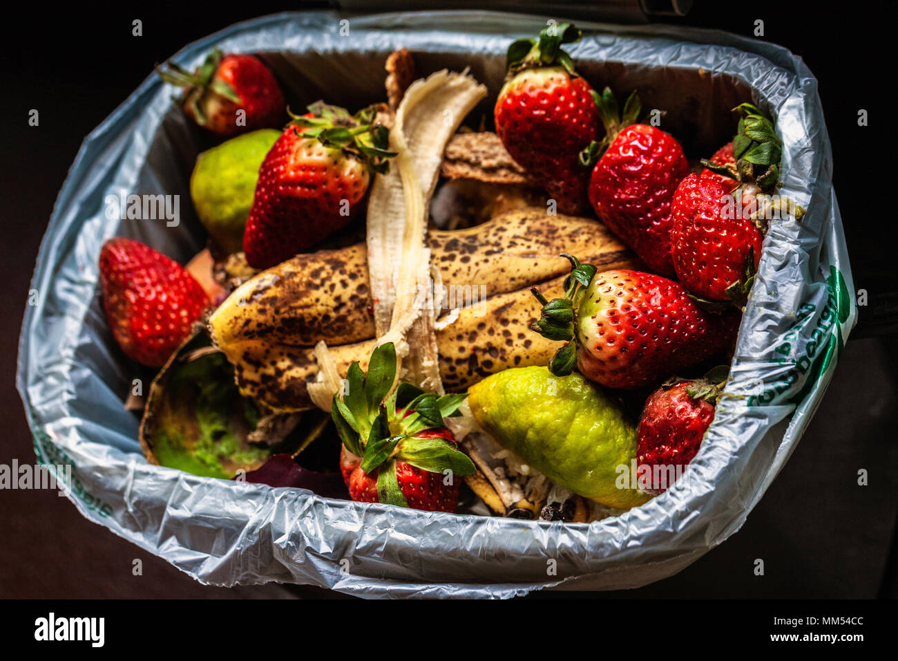 Essen Abfall in einer Recycling Caddy. Stockfoto