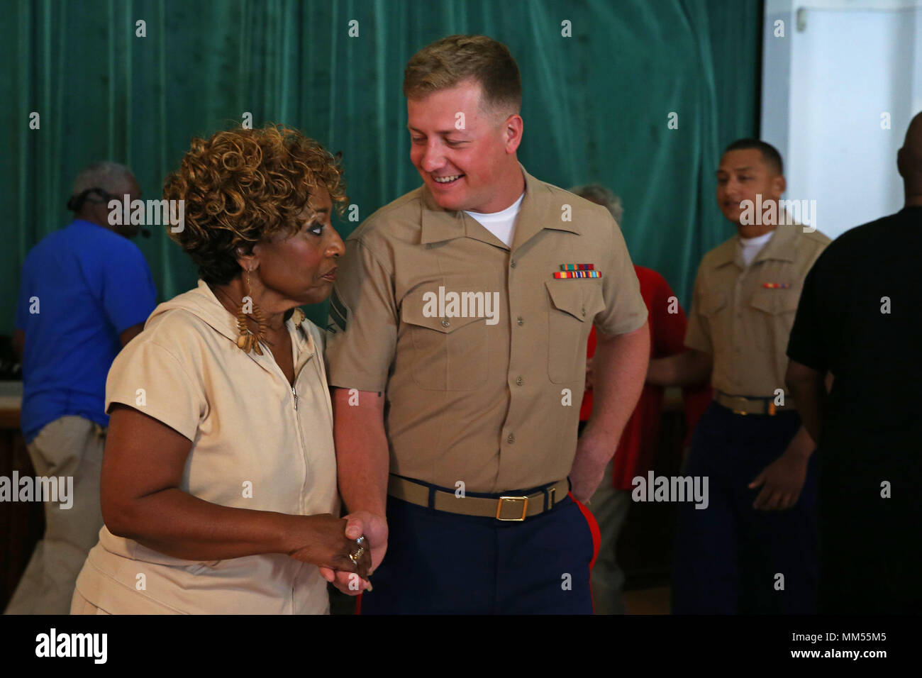 Us Marine Cpl. Jakob Raap, mit Motor Transport, Camp Pendleton, Kalifornien und Clondia Kirksey, zu Gast bei der Saint Patrick's Senior Home, zusammen tanzen während Marine Woche Detroit, Sept. 7, 2017. Marine Woche Detroit ist eine Gelegenheit, Fähigkeiten des Korps und Missionen Showcase als expeditionary Amerikas Kraft in Bereitschaft. (U.S. Marine Corps Foto von Lance Cpl. Betzabeth Y. Galvan) Stockfoto