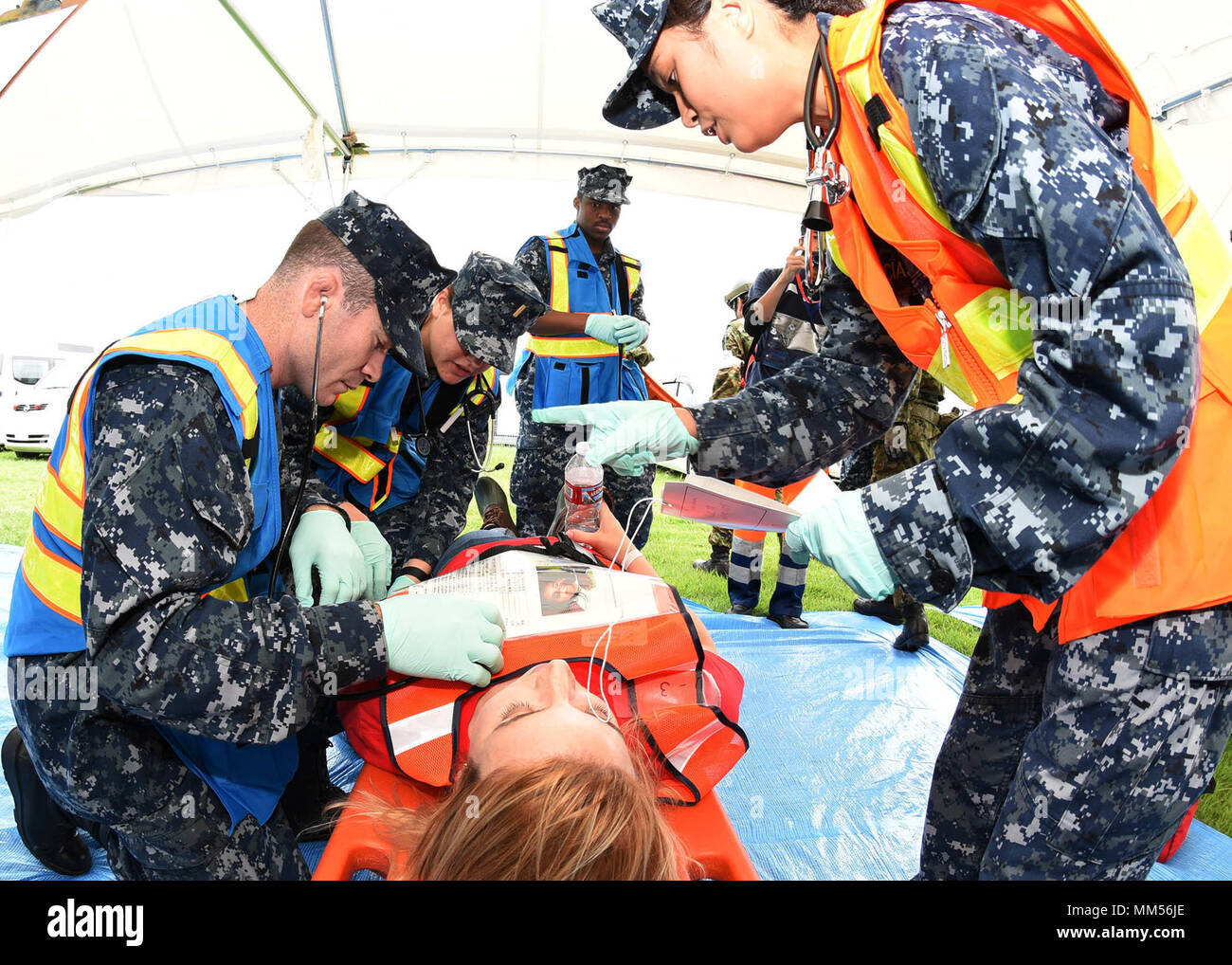 ODAWARA, Japan (Sept. 1, 2017) Hospital Corpsman 1. Klasse Garrett Saculla, Links, Stern Amanda Brock, und Lt.Cmdr. Karen Ganacias, rechts, Mitglieder des U.S. Naval Hospital Yokosuka Emergency Response Team, behandeln einen simulierten Patienten während der 2017 Kanagawa Präfektur der Regierung "große Rettung" gemeinsame Masse Unfall- und Erdbeben Antwort Bohrer an Odawara Sport Event Park, Sept. 1 statt. Mehrere Agenturen nahmen an der Bohrer einschließlich der US-Marine, Heer und Luftwaffe sowie Personal aus dem Japan Verteidigung-kraft und japanischen Behörden. Das Bohrgerät war en durchgeführt. Stockfoto