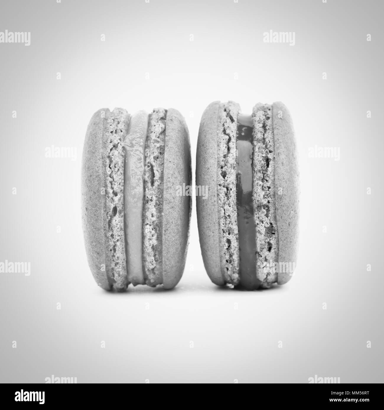 Schwarze und weiße Süße französische Macarons Stockfoto