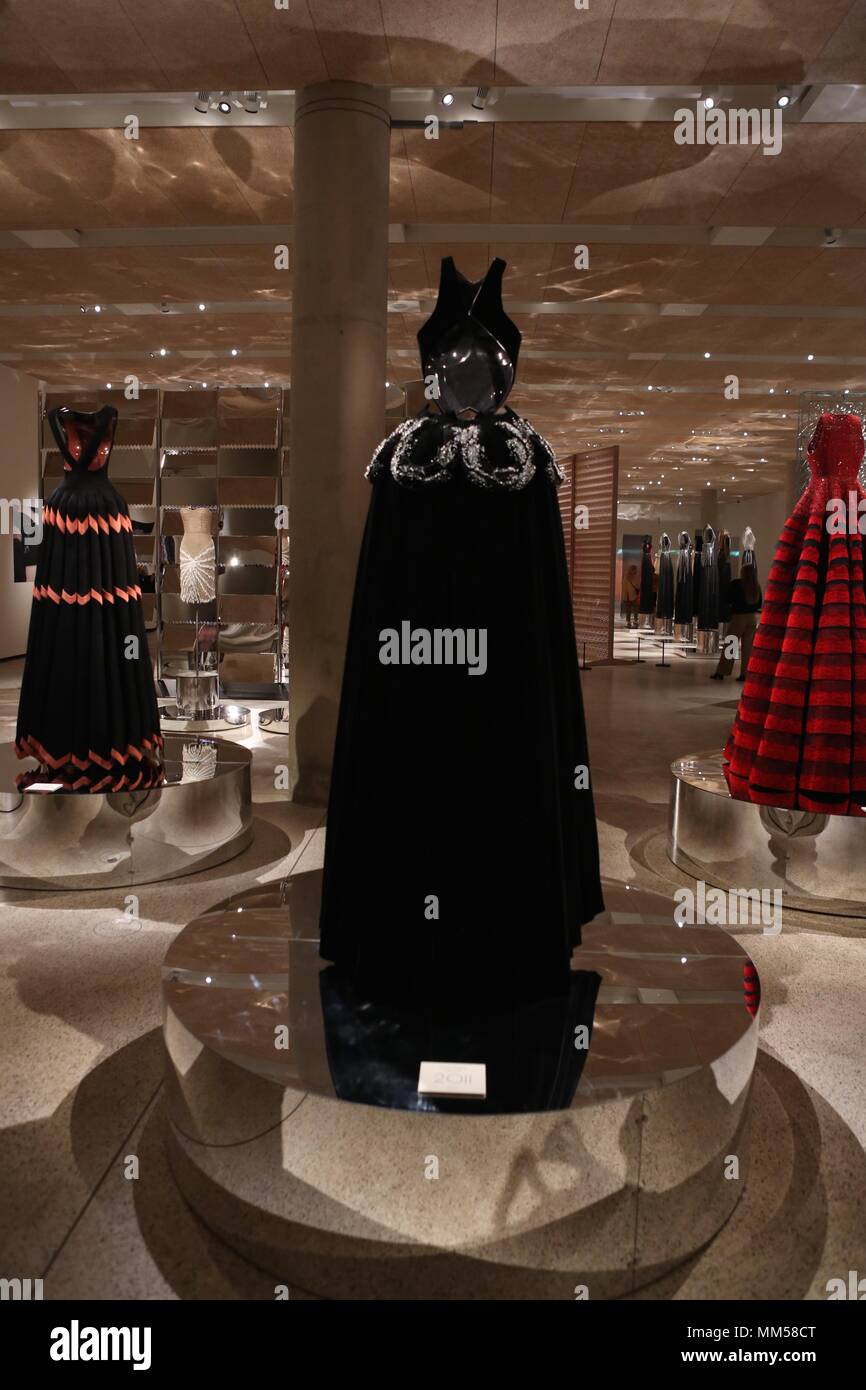 Azzedine Alaia Der Couturier, das Design Museum, London, England Stockfoto