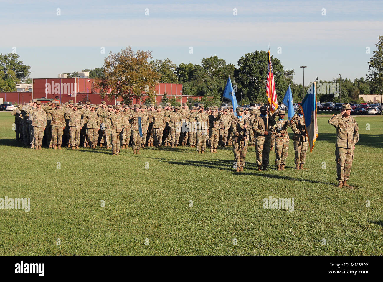 FORT GEORGE G. MEADE, Md - Soldaten des 780Th Military Intelligence Brigade (Cyber) Ehren während dem Spielen der Nationalhymne machen bei einem Wechsel der Verantwortung Zeremonie wobei Befehl Sgt. Maj. Sheldon Krämer seine Autorität abgegeben als "Hüter der Farben" Befehl Sgt. Maj. James Krog, auf einem Feld in der Nähe der Feuerwehr Hauptquartier, am 8. September. Stockfoto