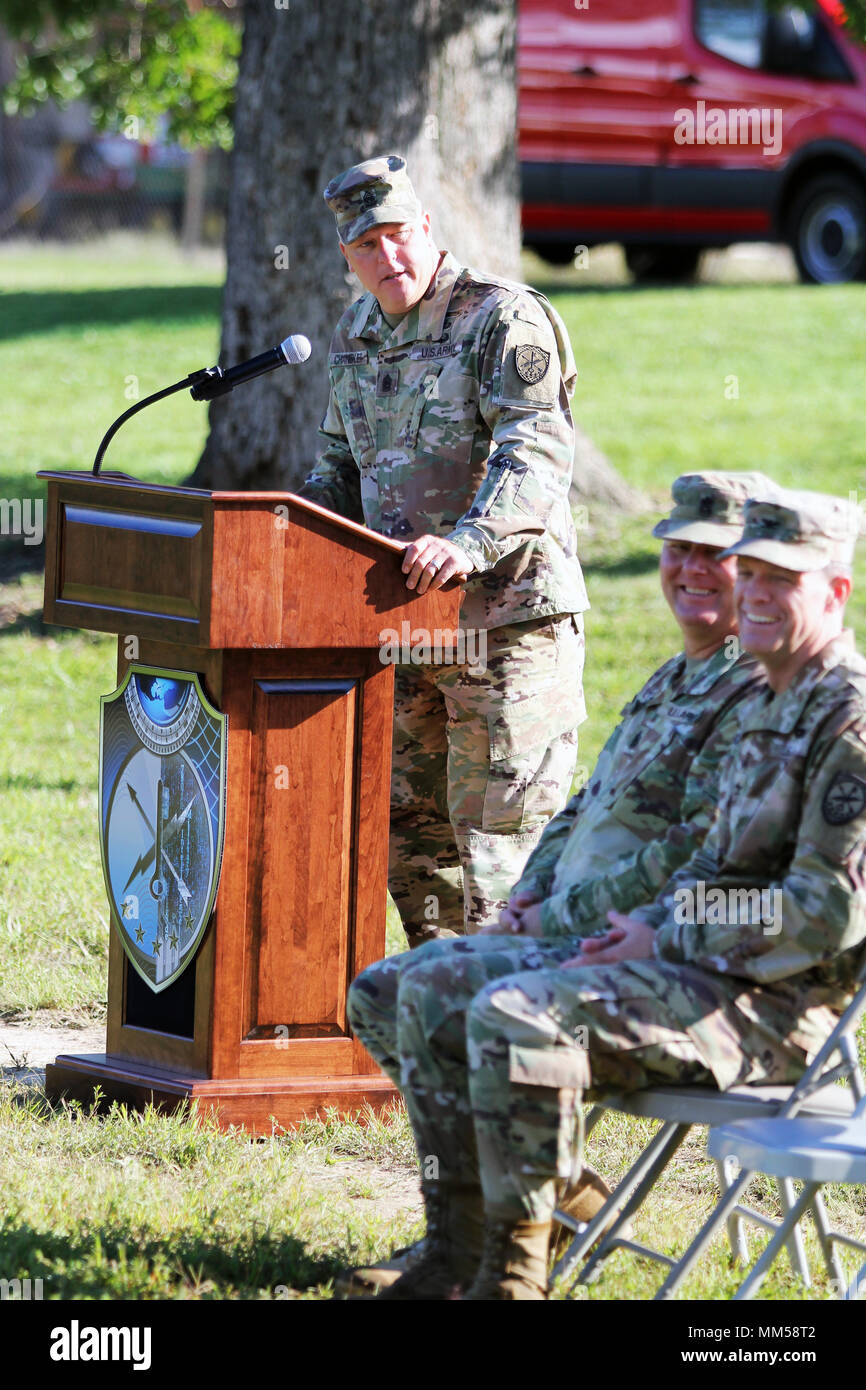 FORT GEORGE G. MEADE, MD-Command Sgt. Maj. Sheldon Krämer, der scheidende senior Soldat Soldat für die 780Th Military Intelligence (MI) Brigade (Cyber), Adressen das Publikum bei einem Wechsel der Verantwortung Zeremonie auf einem Feld in der Nähe von der Feuerwehr Hauptquartier, am 8. September. Krämer wird in diesem Frühjahr in den Ruhestand nach mehr als 25 Jahren aktiven Dienst in der Armee und der Nation. Stockfoto