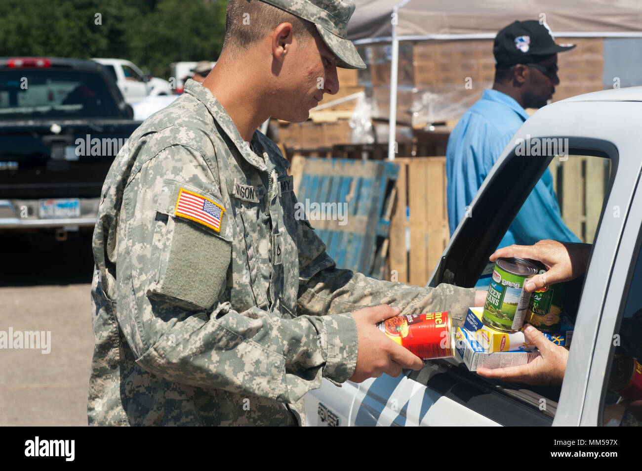 Pfc. Wyatt Davidson Hände essen zu einem Ortsansässigen in Port Arthur, Texas am 8. September 2017. (U.S. Army National Guard Foto: Staff Sgt. Zach Zepp) Stockfoto