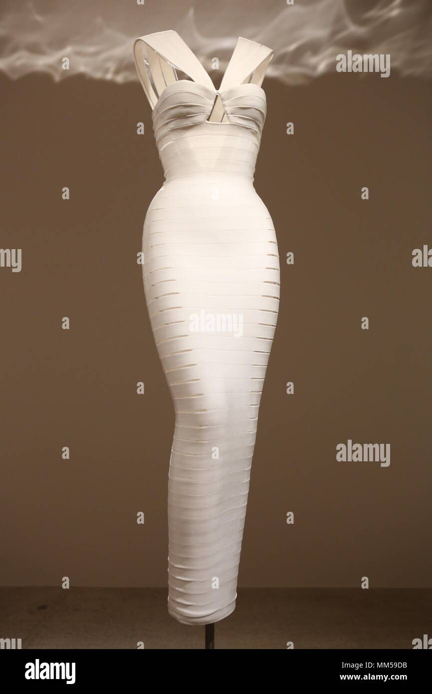 Azzedine Alaia Der Couturier, das Design Museum, London, England Stockfoto