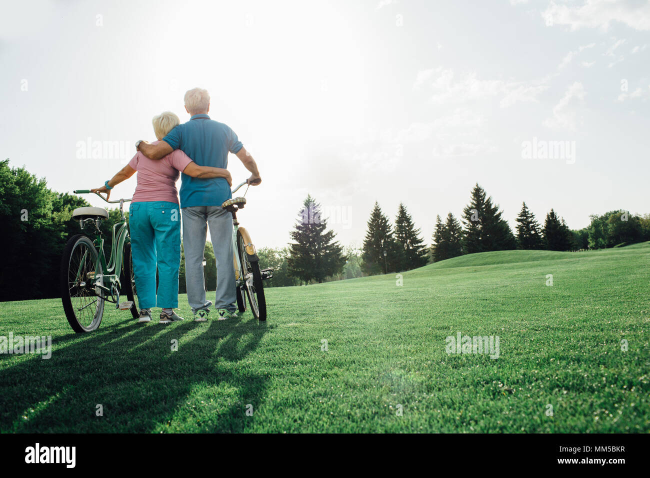 Reifes Paar im Freien mit Fahrrädern Stockfoto