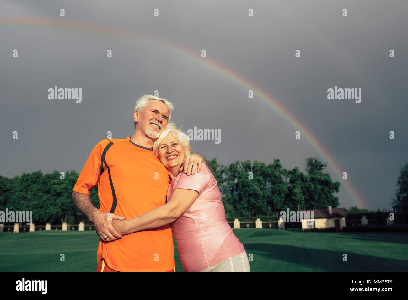 Senior Paar im Park zusammen umarmen Stockfoto