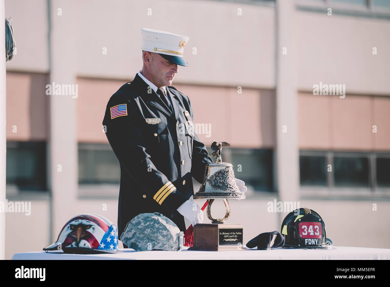 Joe Foucha, Assistant Chief der Niagara Falls Luft finden Station Feuerwehr, Ringe eine Glocke zum Gedenken an diejenigen, die ihr Leben während der Angriffe auf Sept. 11 verloren, Niagara Falls, NEW YORK, Sept. 11, 2017. Die 107 Angriff Wing, New York Air National Guard und der 914Th Air Refuelling Flügel hier, kamen zusammen, um für eine Zeremonie erinnern, Sept. 11. (U.S. Air National Guard Foto: Staff Sgt. Ryan Campbell) Stockfoto