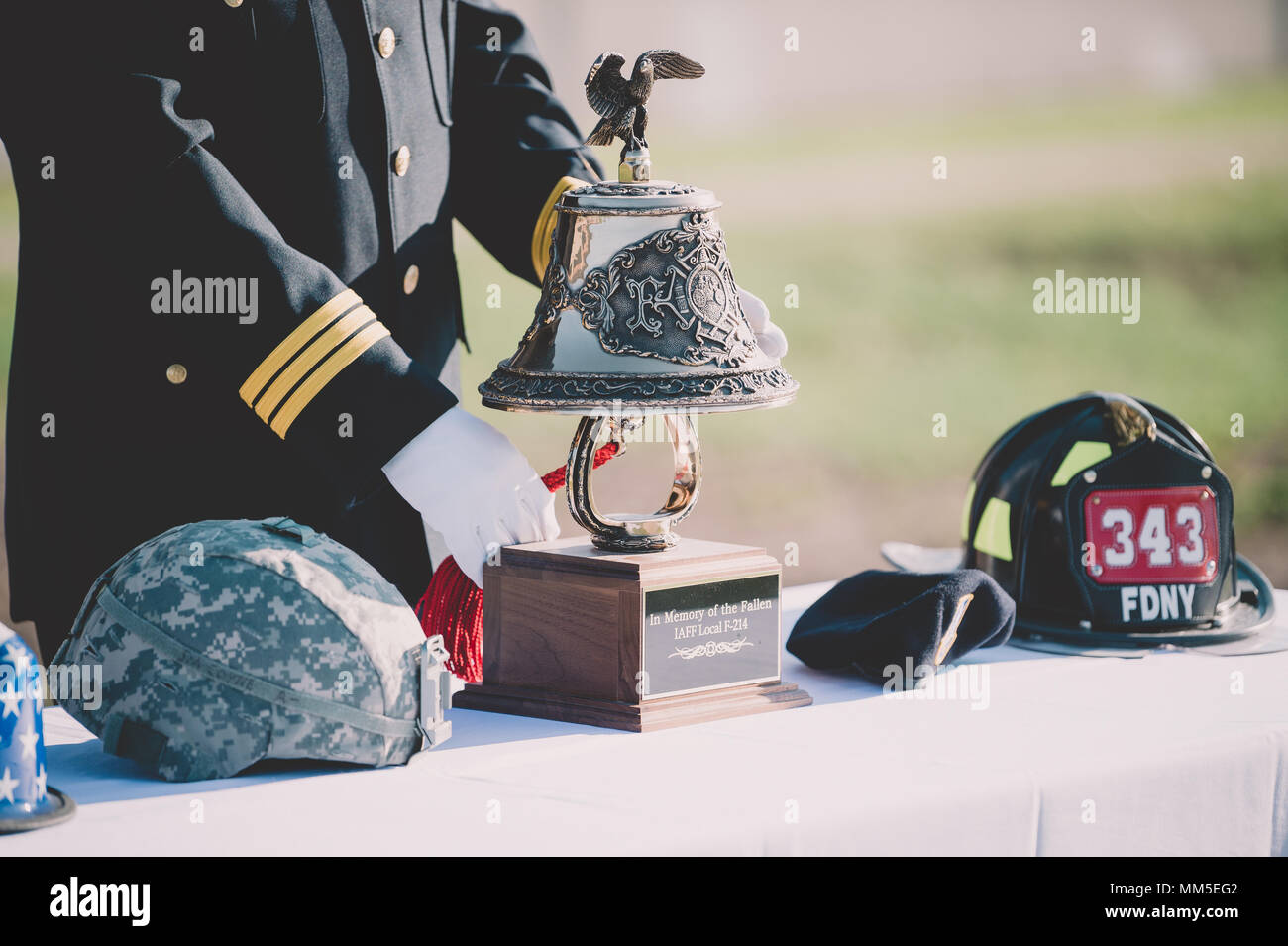 Joe Foucha, Assistant Chief der Niagara Falls Luft finden Station Feuerwehr, Ringe eine Glocke zum Gedenken an diejenigen, die ihr Leben während der Angriffe auf Sept. 11 verloren, Niagara Falls, NEW YORK, Sept. 11, 2017. Die 107 Angriff Wing, New York Air National Guard und der 914Th Air Refuelling Flügel hier, kamen zusammen, um für eine Zeremonie erinnern, Sept. 11. (U.S. Air National Guard Foto: Staff Sgt. Ryan Campbell) Stockfoto