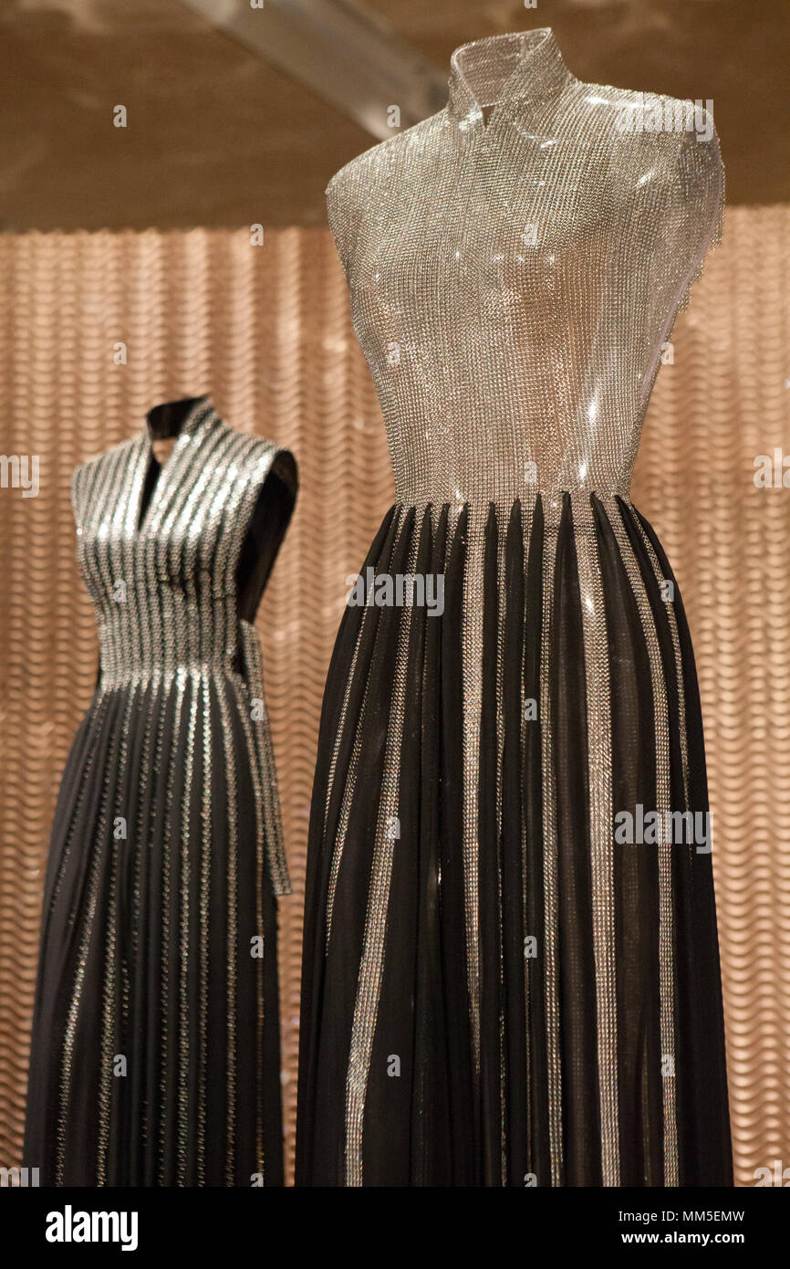 Kleider von tunesischen Designer Azzedine Alaia klicken Sie auf das Design  Museum, Kensington, in einer Ausstellung namens "azzedine Alaia: Der  Couturier' Stockfotografie - Alamy