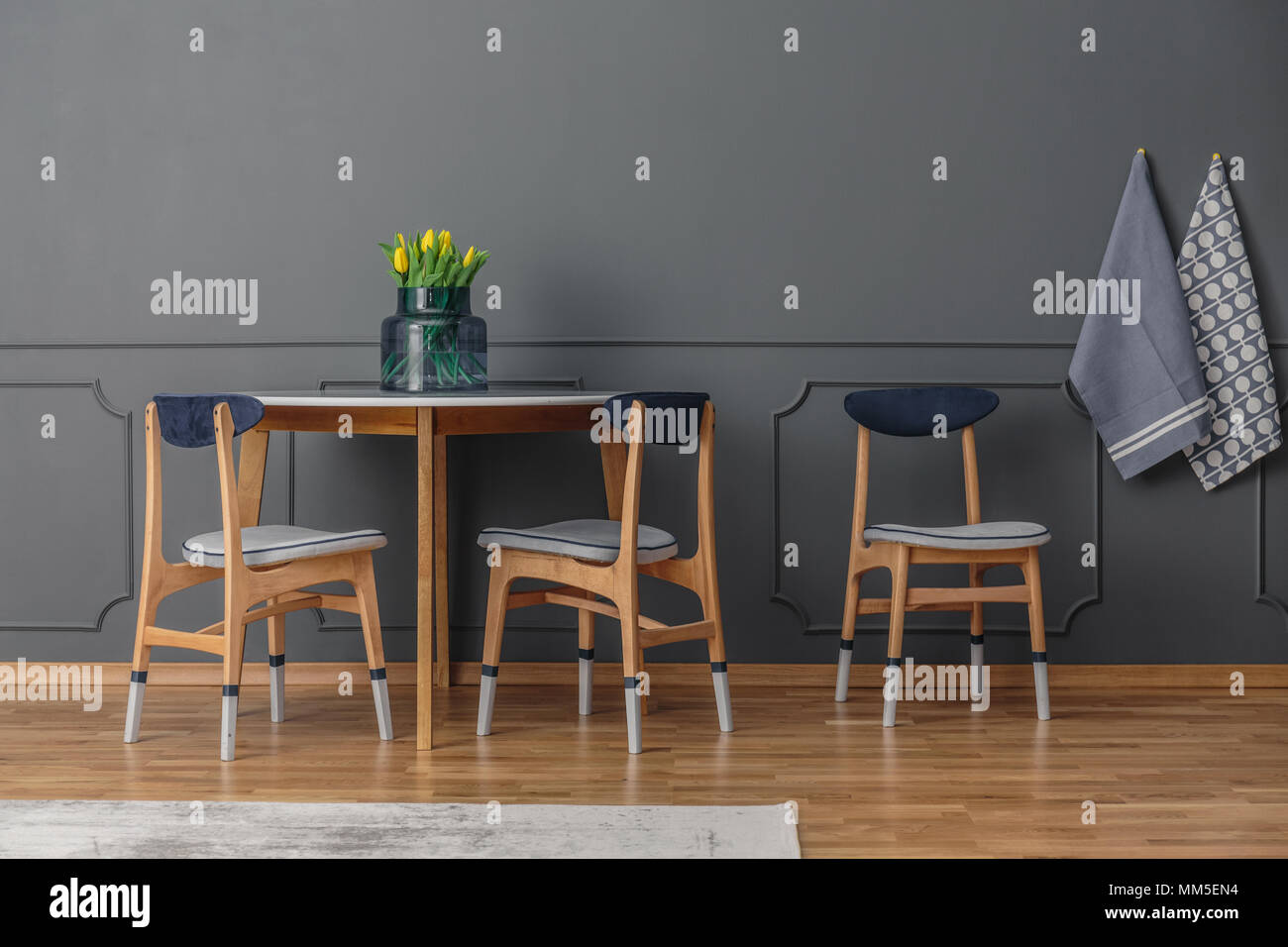 Graue Wand Mit Spritzguss In Einem Esszimmer Mit Tisch Und Stuhlen Stockfotografie Alamy