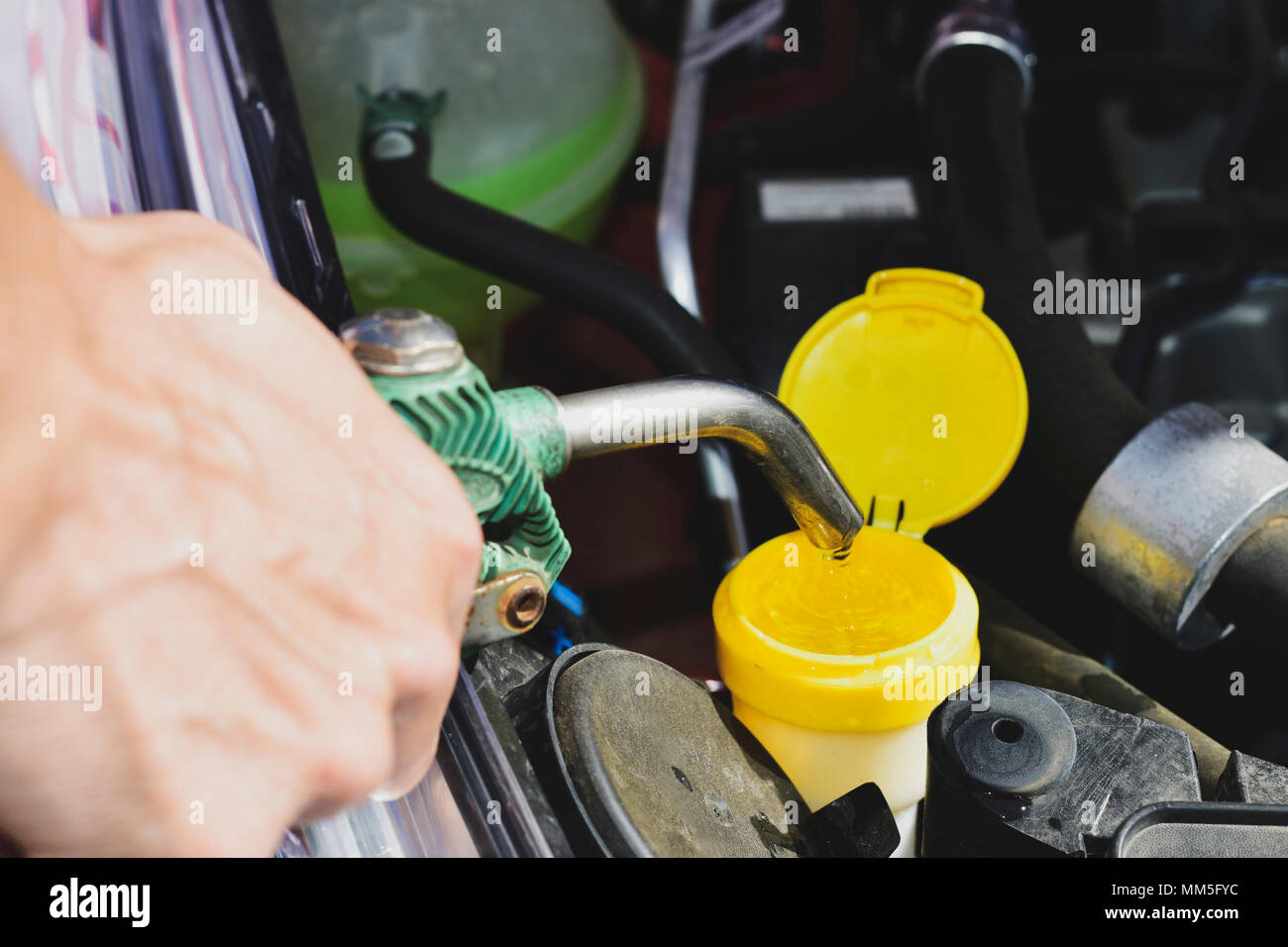 Nahaufnahme Eines Jungen Kaukasischen Mann Befullung Des Behalters Der Scheibenwaschanlage Flussigkeit Von Einem Auto Mit Wasser Aus Einem Gartenschlauch Stockfotografie Alamy