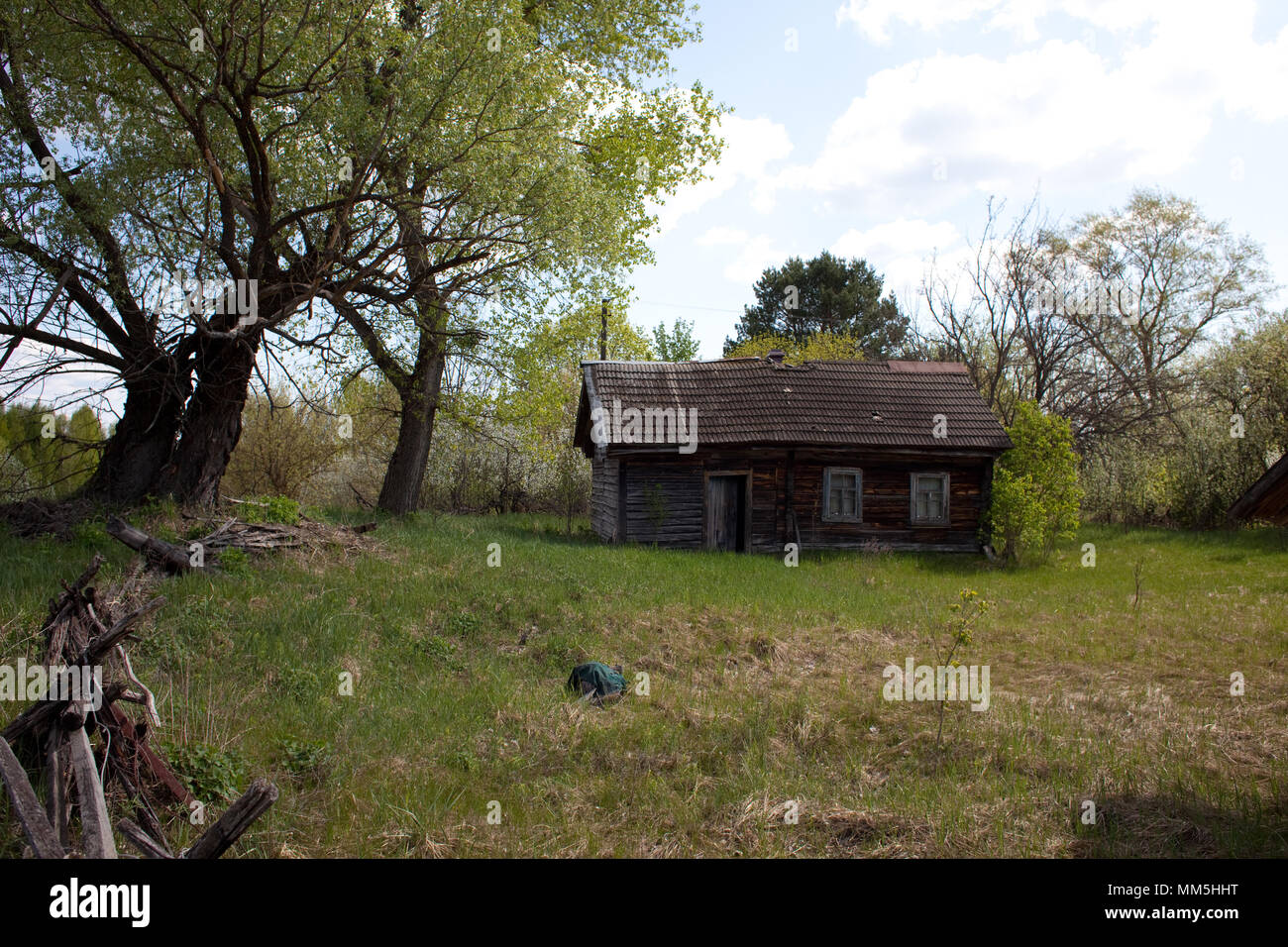 Abgebrochene/Leer/unbewohnten Haus im Dorf 30 km Sperrzone von Tschernobyl Stockfoto