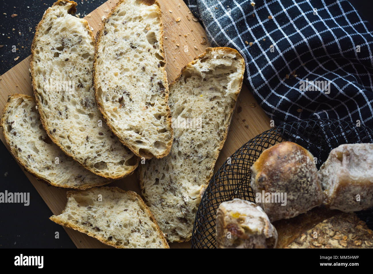 Scheiben Roggenbrot auf Holzbrett, Ansicht von oben. Stockfoto