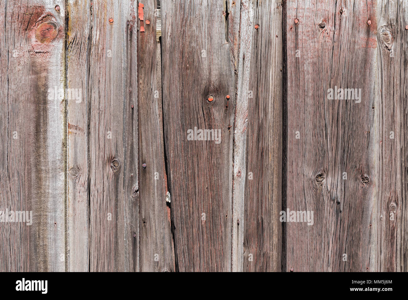 Holzwand mit Resten von roter Farbe Stockfoto