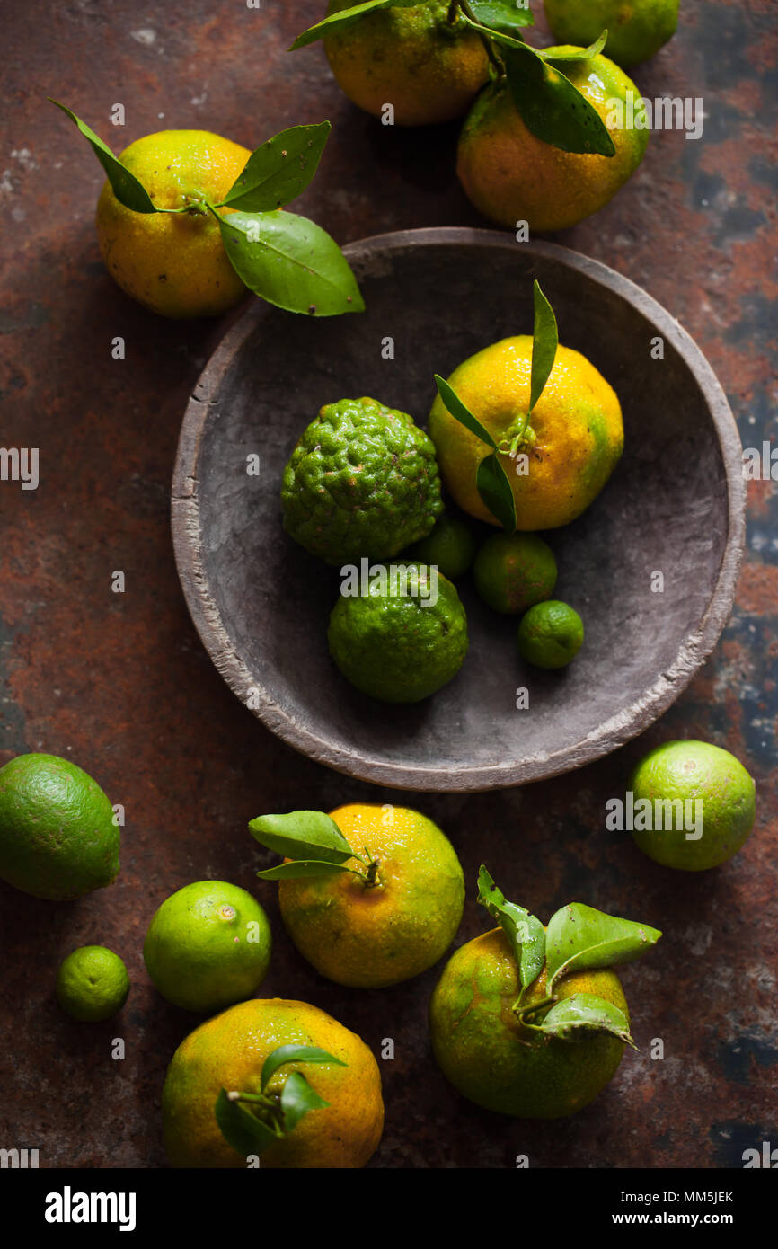 Orangen auf rustikaler Oberfläche Stockfoto