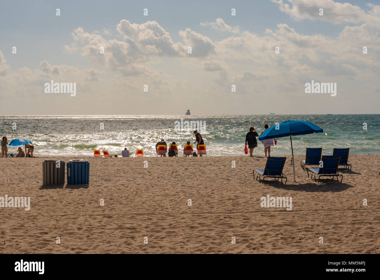 Beleuchtetes Foto von Menschen in sonniger Strand am frühen Morgen. Redaktionelle Verwendung. Stockfoto