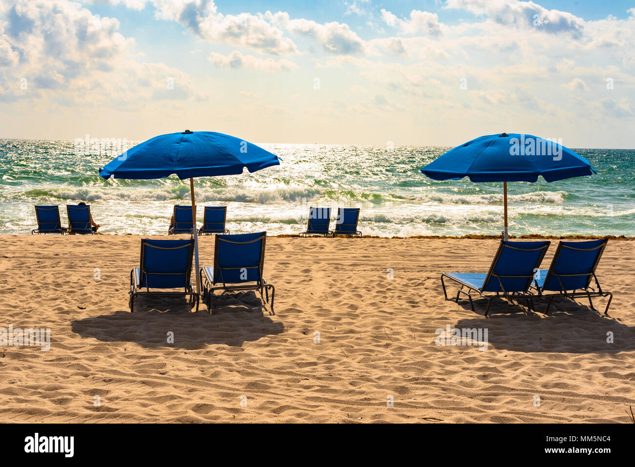 Leere Liegestühle und leeren Strand in den frühen Morgenstunden. Stockfoto