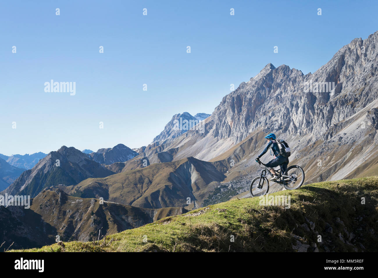 Biker bewundern, malerische Aussicht auf die Berge, Tirol, Österreich Stockfoto