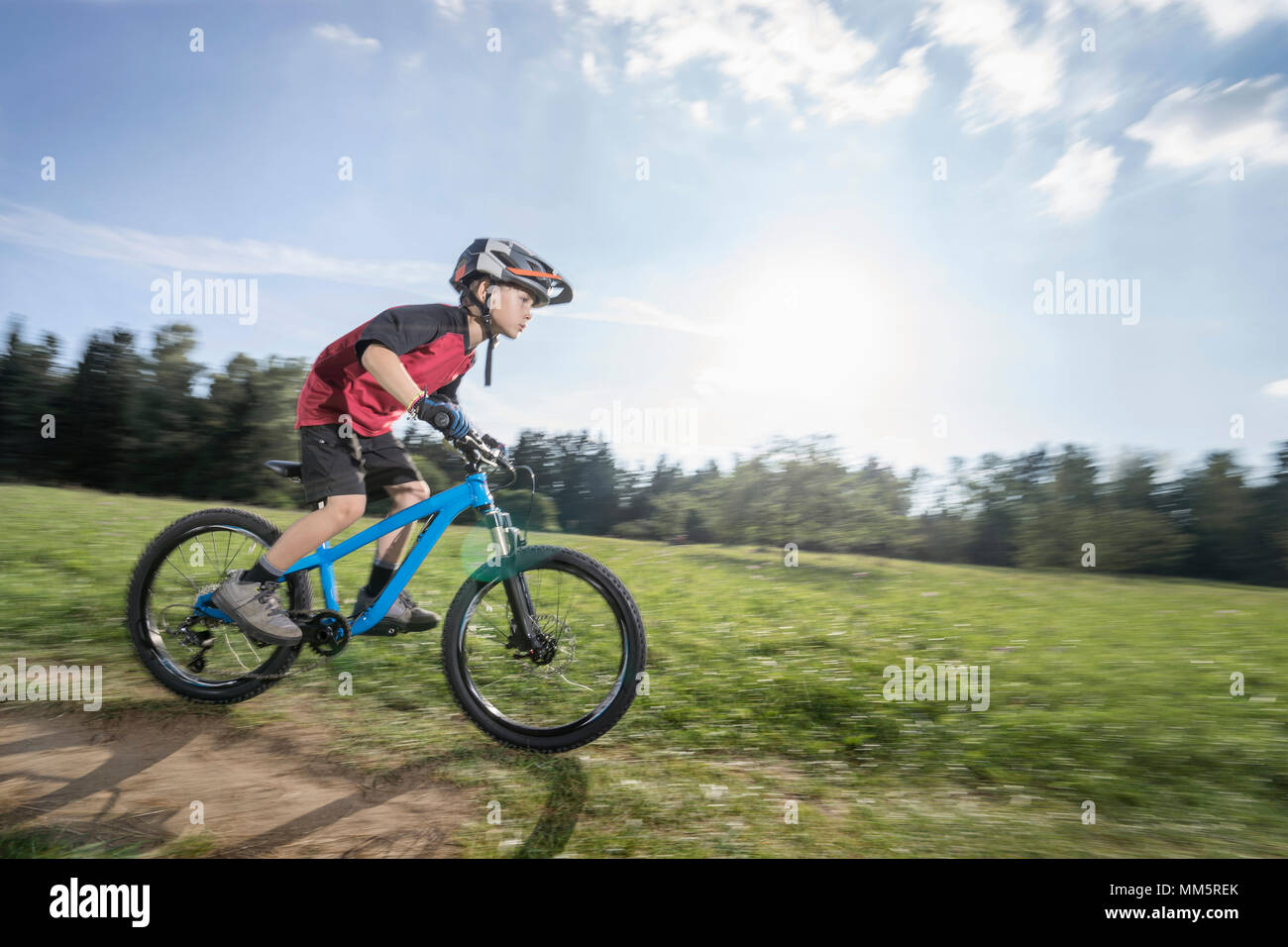 Little boy Schnellfahren auf dem Mountainbike, Bayern, Deutschland Stockfoto