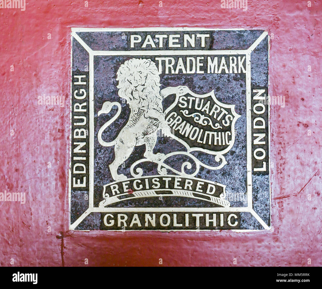 Nahaufnahme eines Messingmarkers im Boden des viktorianischen Gebäudes, Edinburgh, Schottland, Großbritannien, mit Stuarts granolithischem eingetragenem Warenzeichen und Patent Stockfoto