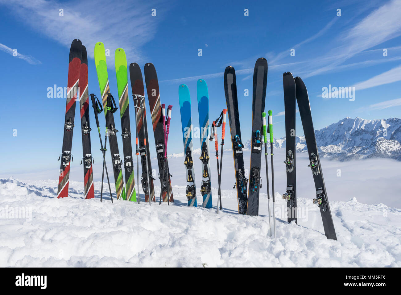 Blick auf Ski- und ski Pole im Schnee, Bayern, Deutschland, Europa Stockfoto