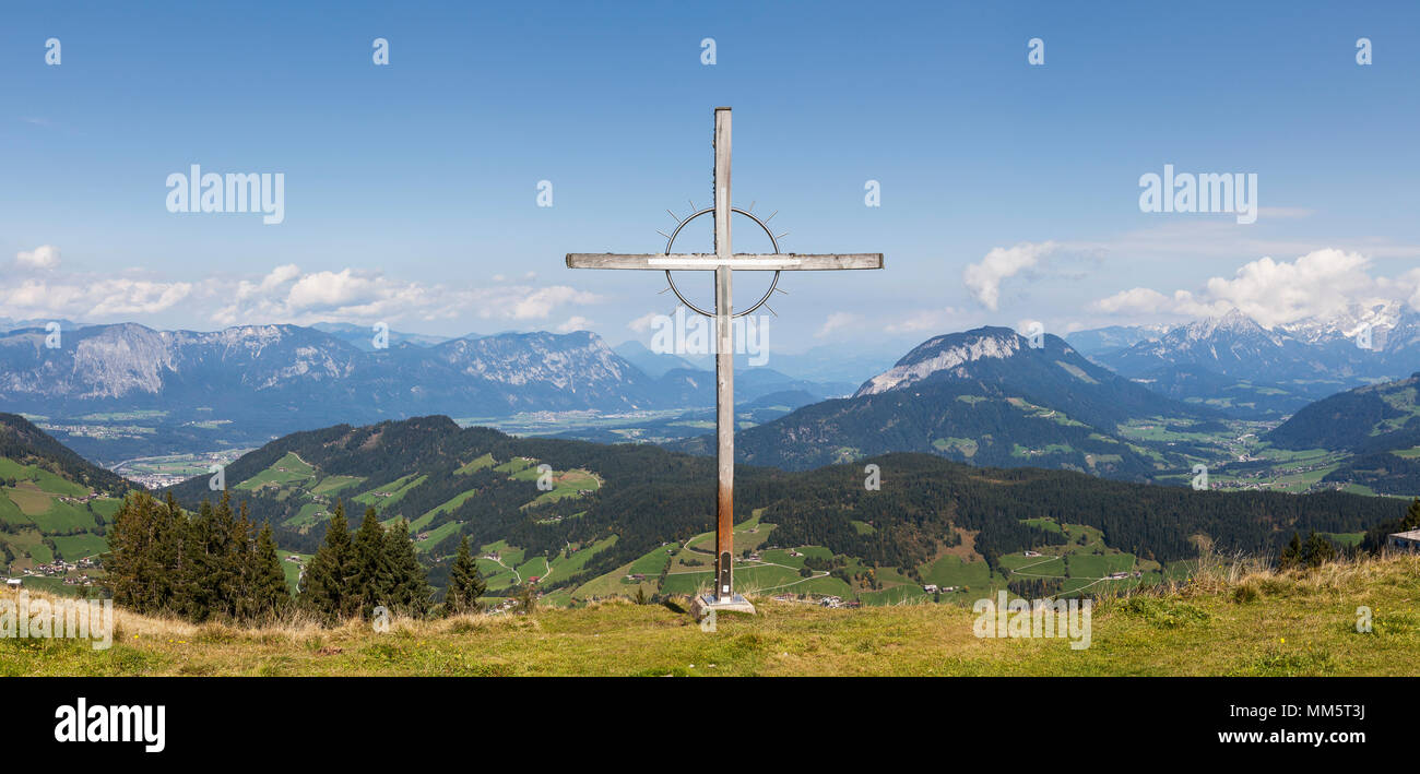 Großes Kruzifix gegen Berg Stockfoto