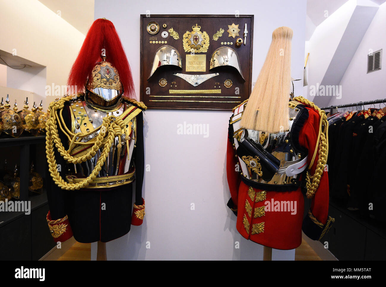 Uniformen in der vollen Kleid Store während einer Einrichtung der Household Cavalry Regiment montiert die Vorbereitungen auf die bevorstehende königliche Hochzeit am Hyde Park Barracks, Central London. Stockfoto