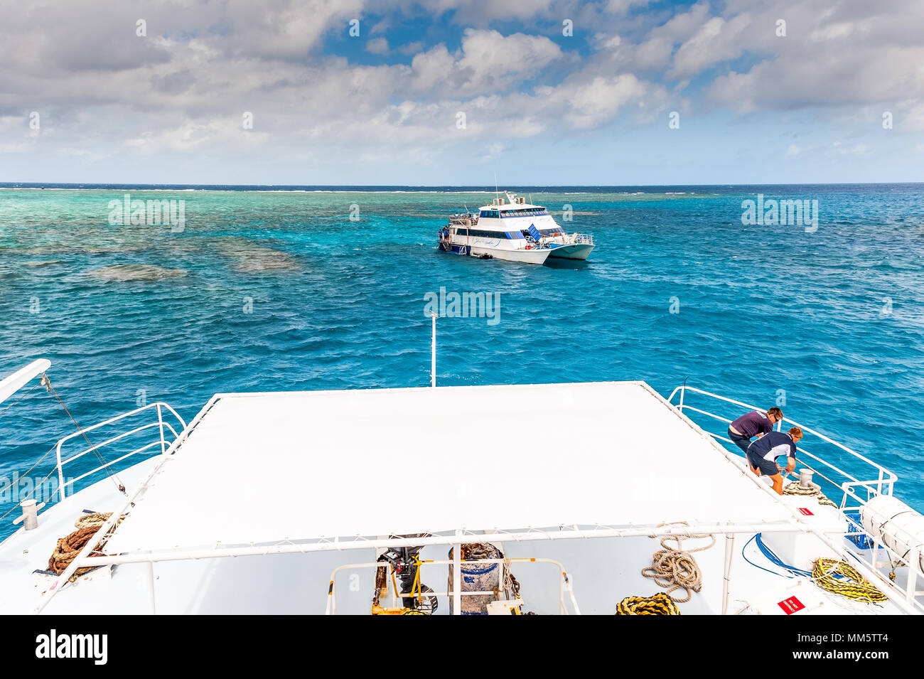 Deck Hände arbeiten für Taucher und Urlauber an Bord live-aboard Tauchschiffen auf das Great Barrier Reef, Queensland, Australien. Stockfoto