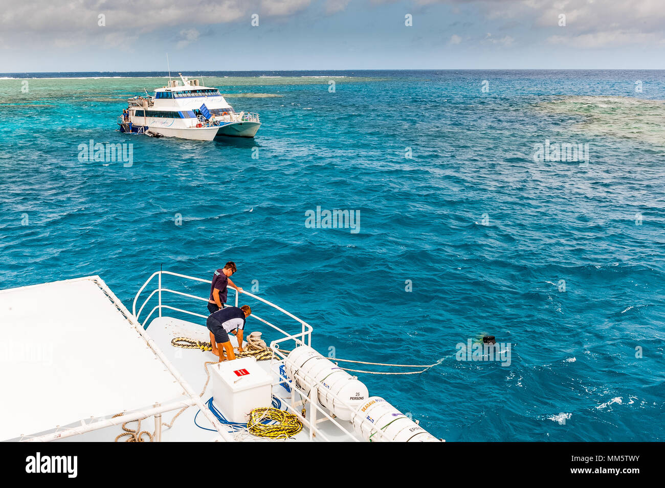 Deck Hände arbeiten für Taucher und Urlauber an Bord live-aboard Tauchschiffen auf das Great Barrier Reef, Queensland, Australien. Stockfoto