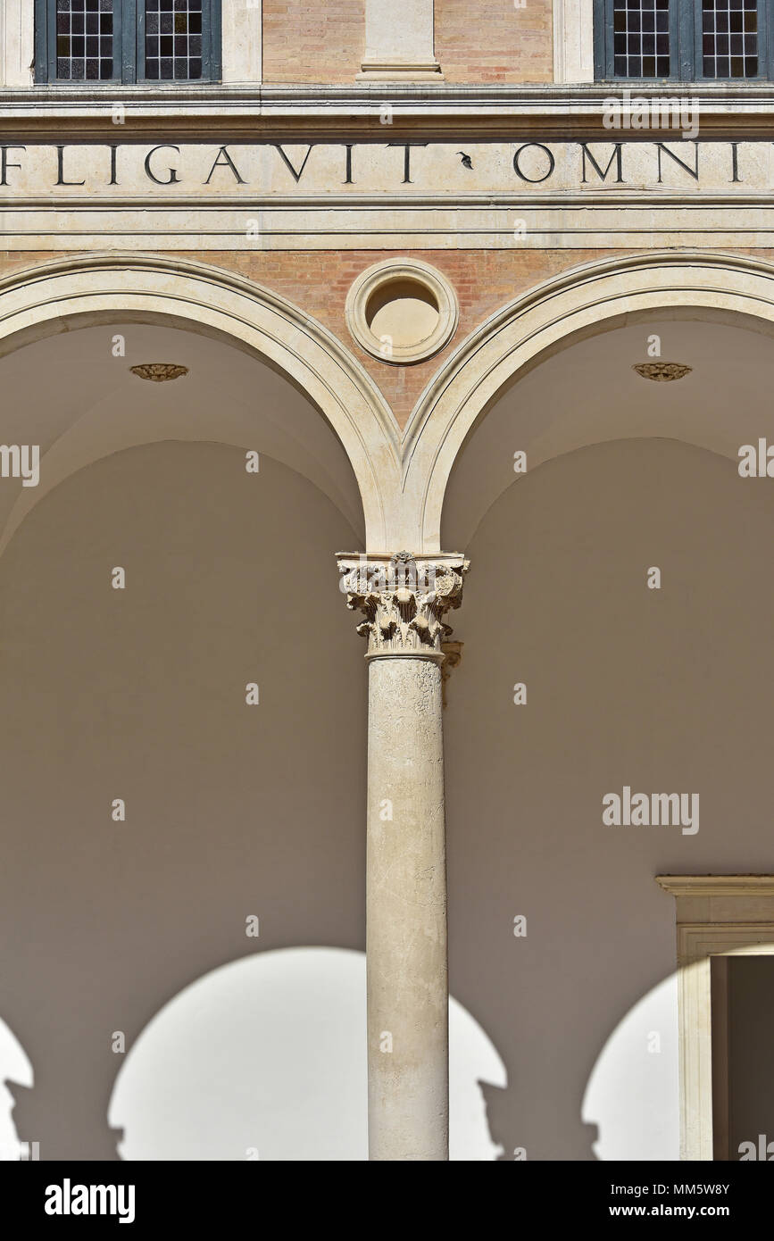 Palazzo Ducale, Urbino, close-up, einer korinthischen Säule mit Bögen in den Hof, Urbino, Italien Stockfoto