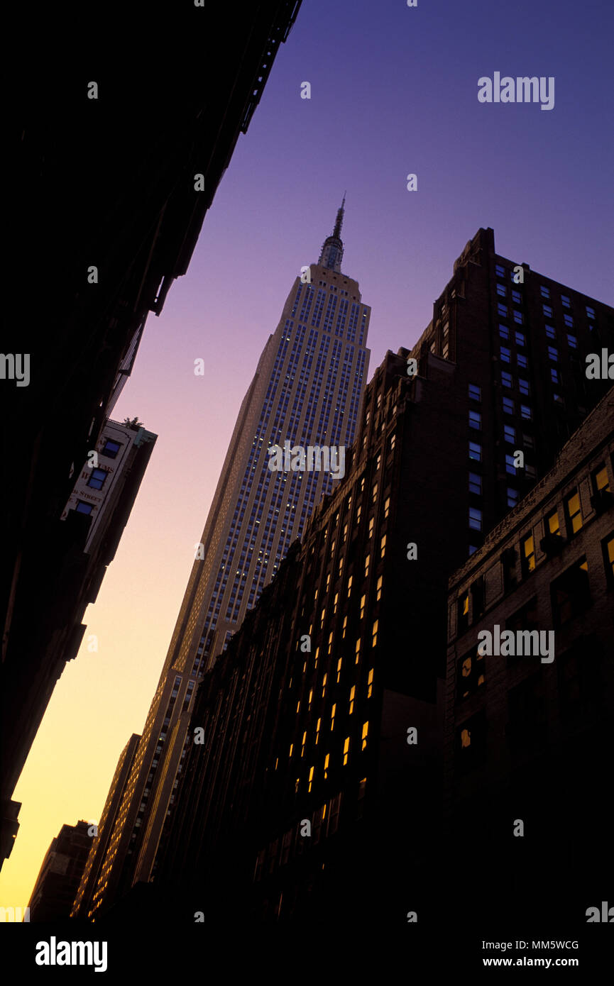 Empire State Building, gesehen von der 5th Avenue in der Dämmerung, New York, NY, USA Stockfoto