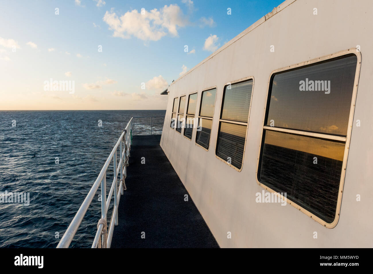 Windows live an Bord Tauchboot am Great Barrier Reef, Queensland Australien bei Sonnenuntergang. Stockfoto
