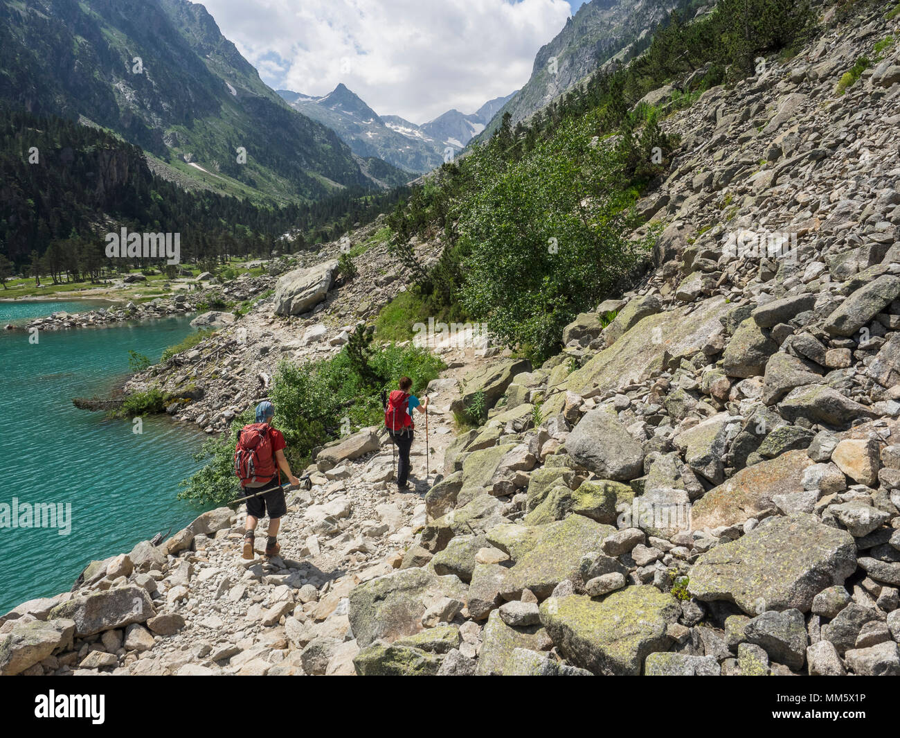 Mann und Frau Wandern in den Pyrenäen in der Nähe der See von Gaube, Cauterets, Frankreich Stockfoto