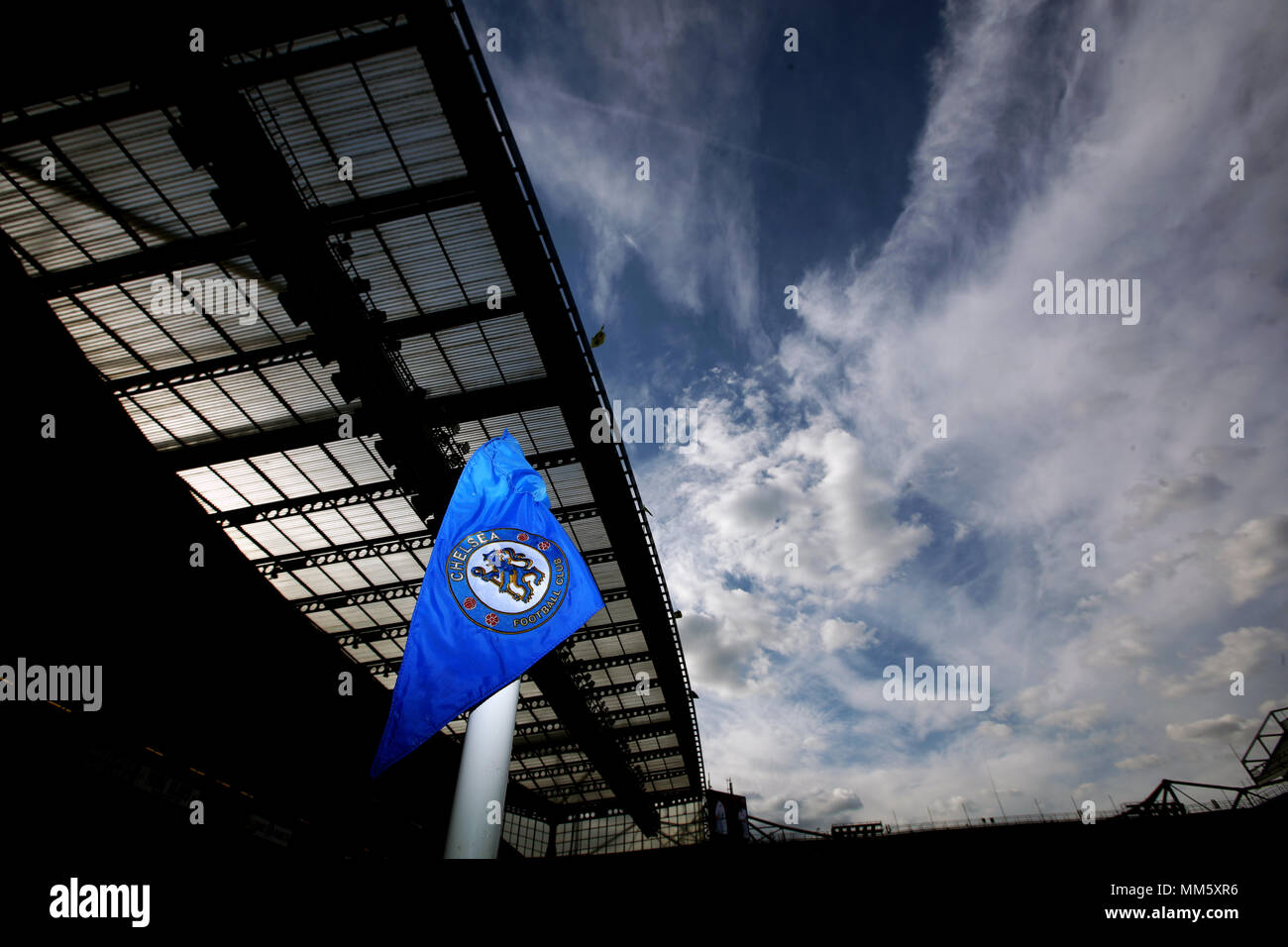 Allgemeine Ansicht eines Chelsea Ecke Flagge vor dem Spiel in der Premier League an der Stamford Bridge, London. Stockfoto